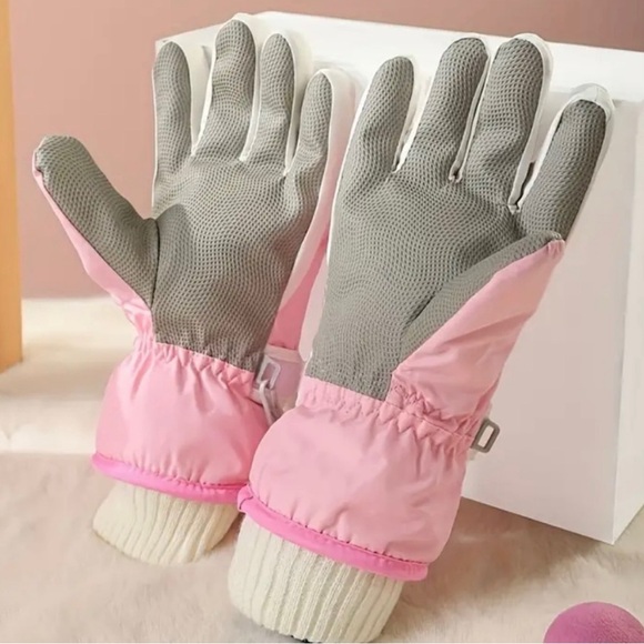 Hello Kitty Gloves - Picture 4 of 4